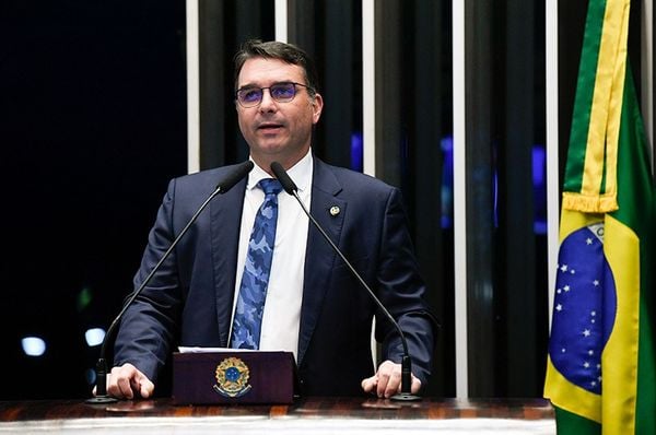 Flávio Bolsonaro: A Voz Inabalável Contra a Sanha Fiscal do PT e em Defesa da Liberdade