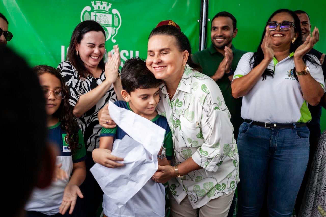 Prefeita Elcione entrega quadra requalificada em escola municipal