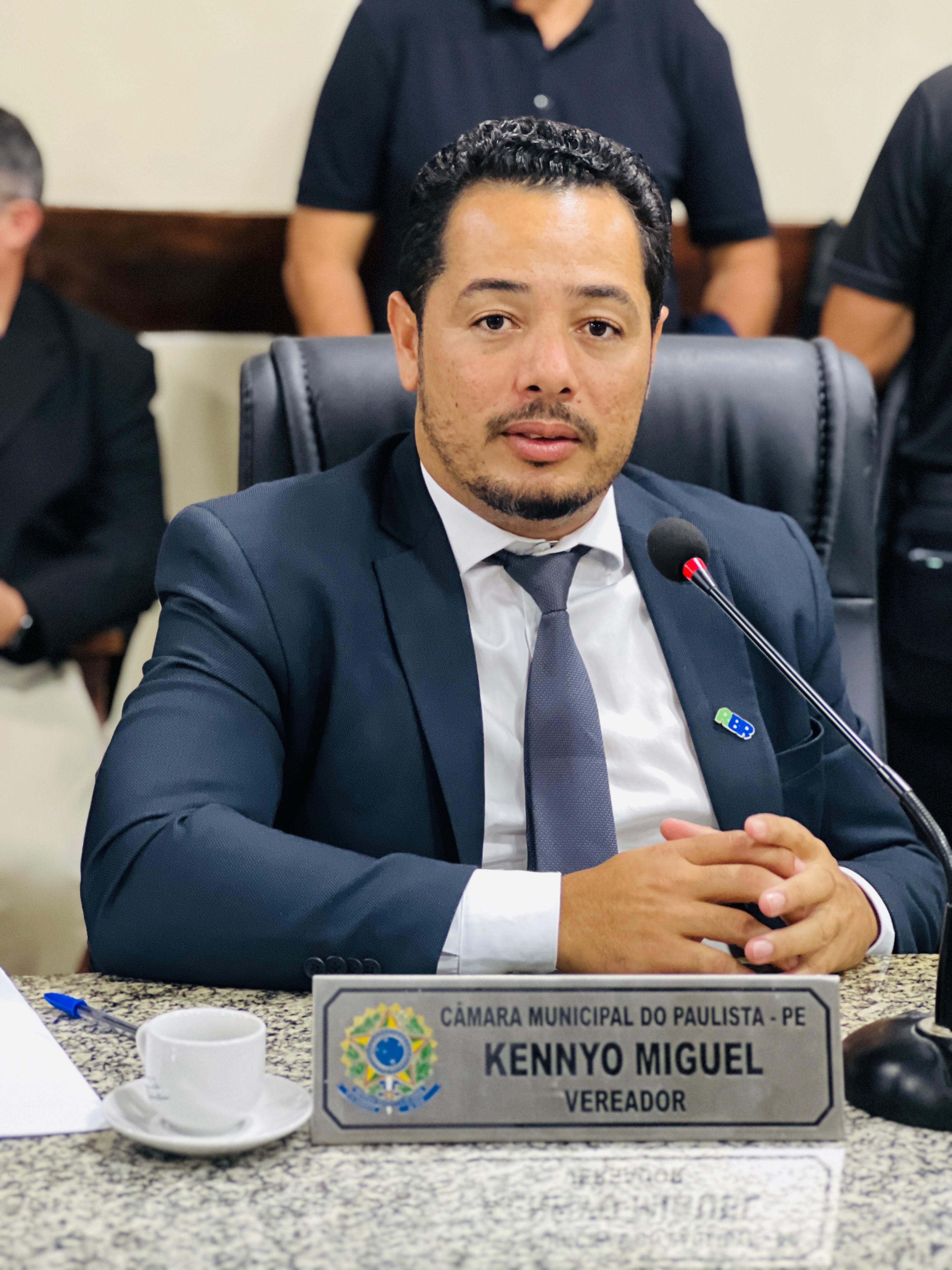 Vereador Kennyo Miguel rebate deputado Júnior Matuto e defende governo Raquel Lyra.
