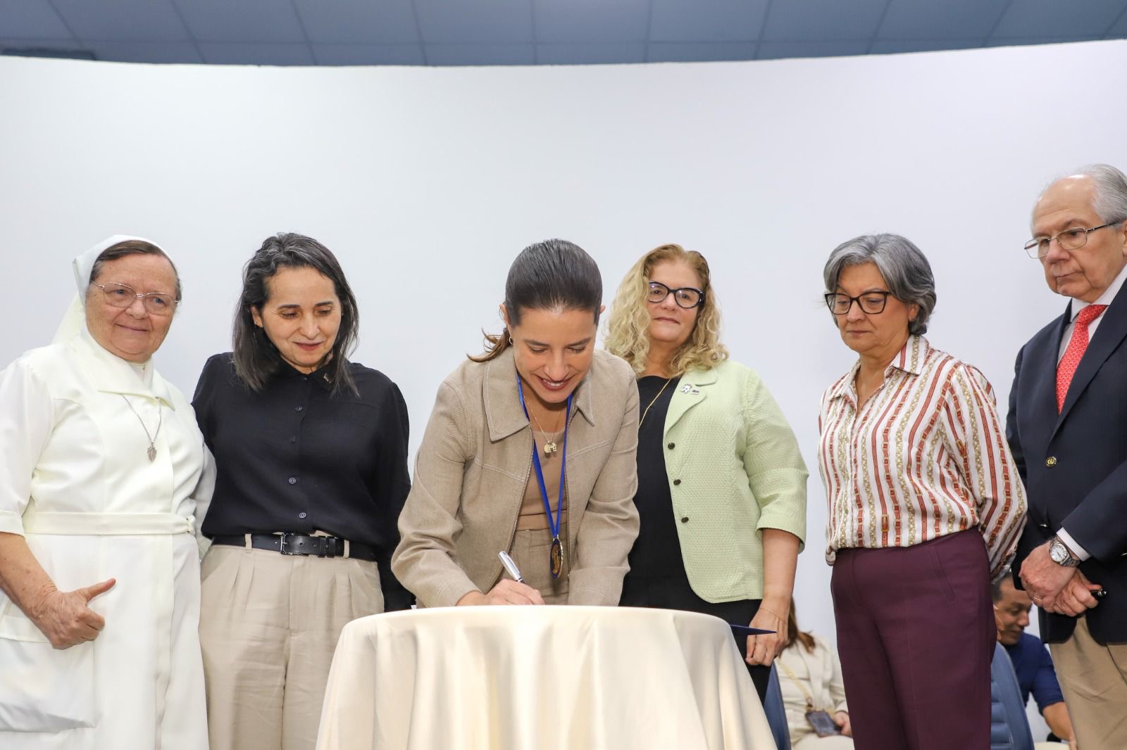 Raquel Lyra anuncia compra de 10 mil macas para reforçar hospitais e desafogar o Samu em Pernambuco