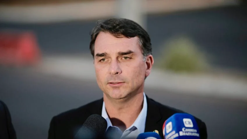Flávio Bolsonaro critica STF após condenação do ex-presidente em ação da trama golpista